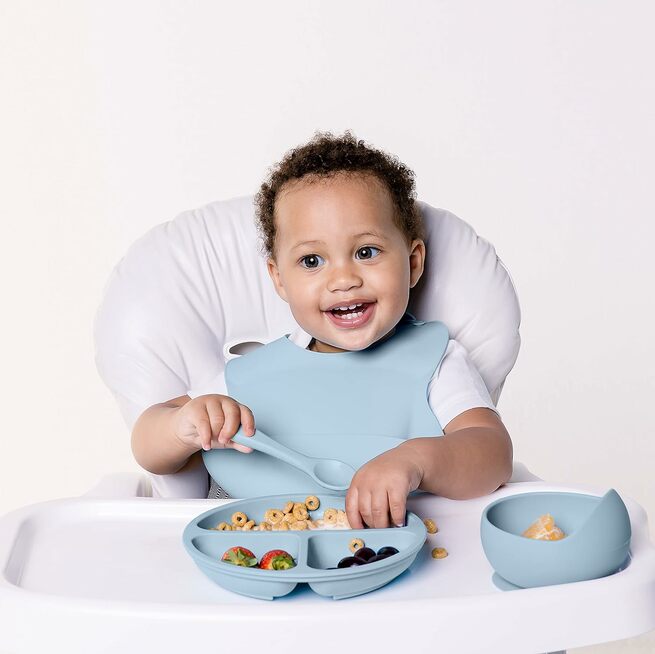 Bebê sentado em cadeirinha de alimentação